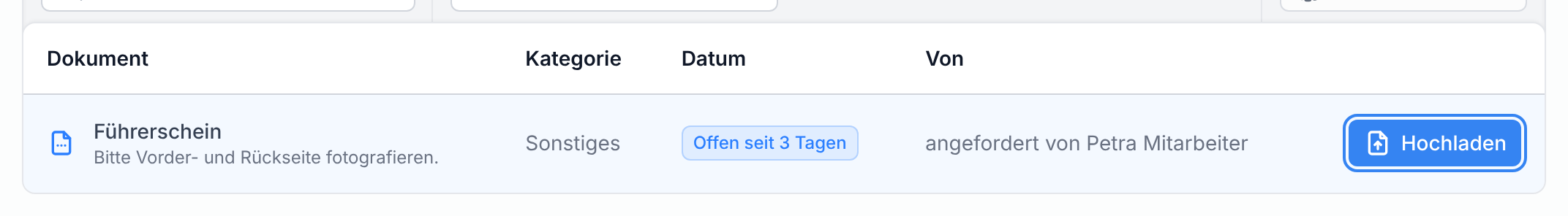 Eine offene Anforderung oben in Meine Dokumente mit der Schaltfläche Hochladen